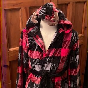 Cuddl Duds Plaid Fleece Robe.